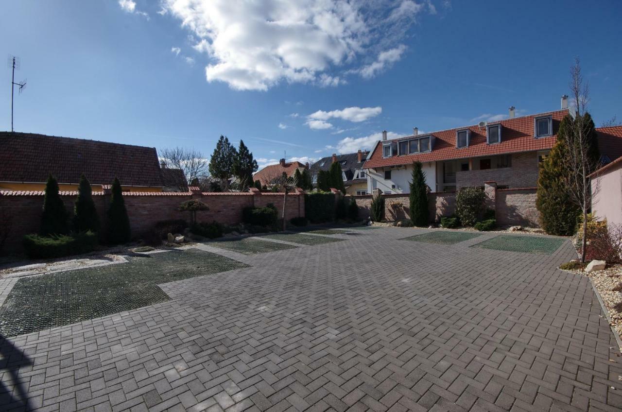 Royal Residence Apartments Gyula Bagian luar foto