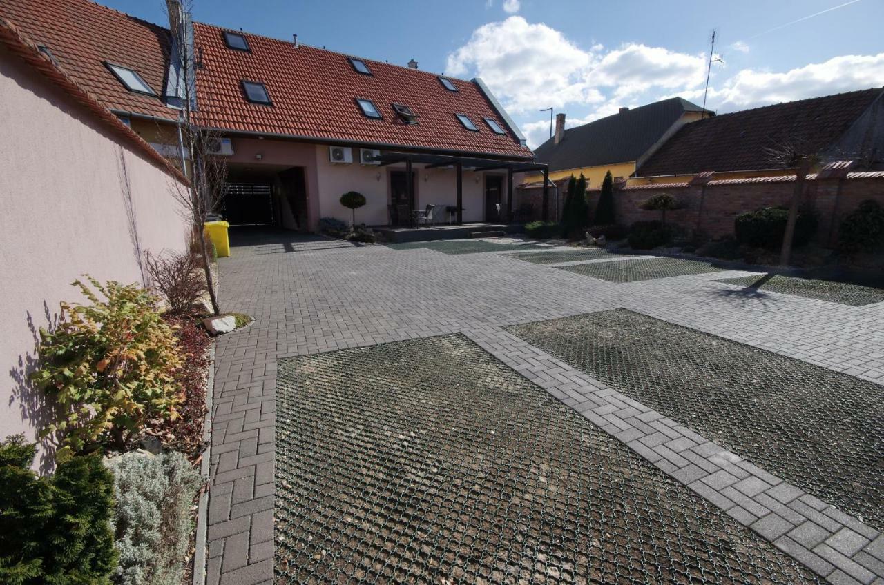 Royal Residence Apartments Gyula Bagian luar foto